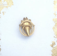 Load image into Gallery viewer, Vintage Gold leaf brooch with pearl, Matt Gold Tone Oak Leaf Pin