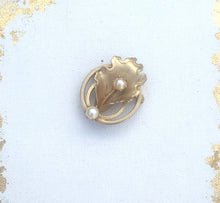 Load image into Gallery viewer, Vintage Gold leaf brooch with pearl, Matt Gold Tone Oak Leaf Pin