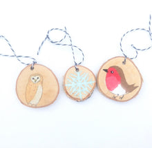 Load image into Gallery viewer, Single Wood Slice Robin Christmas Ornament ONE Robin Redbreast Holiday Decoration, Rustic Robin Decoration Christmas