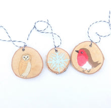 Load image into Gallery viewer, Wood Slice Robin Christmas Ornament, ONE Robin Redbreast Holiday Decoration