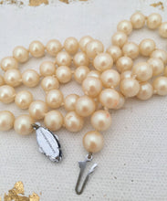 Load image into Gallery viewer, Iridescent Single Strand Pearl Necklace Knotted Single String Faux Pearls