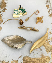 Load image into Gallery viewer, Vintage Mixed Lot Bulk Vintage Jewelry Mixed Gold 7 pieces, All good Condition