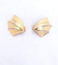 Load image into Gallery viewer, Gold Vintage clip on Earrings, Large Wing shaped 80s Earrings, Winged Clip on Earrings, 1980s Ghetto Gold Earrings 80s Vintage earrings
