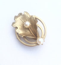 Load image into Gallery viewer, Vintage Gold leaf brooch with pearl, Matt Gold Tone Oak Leaf Pin
