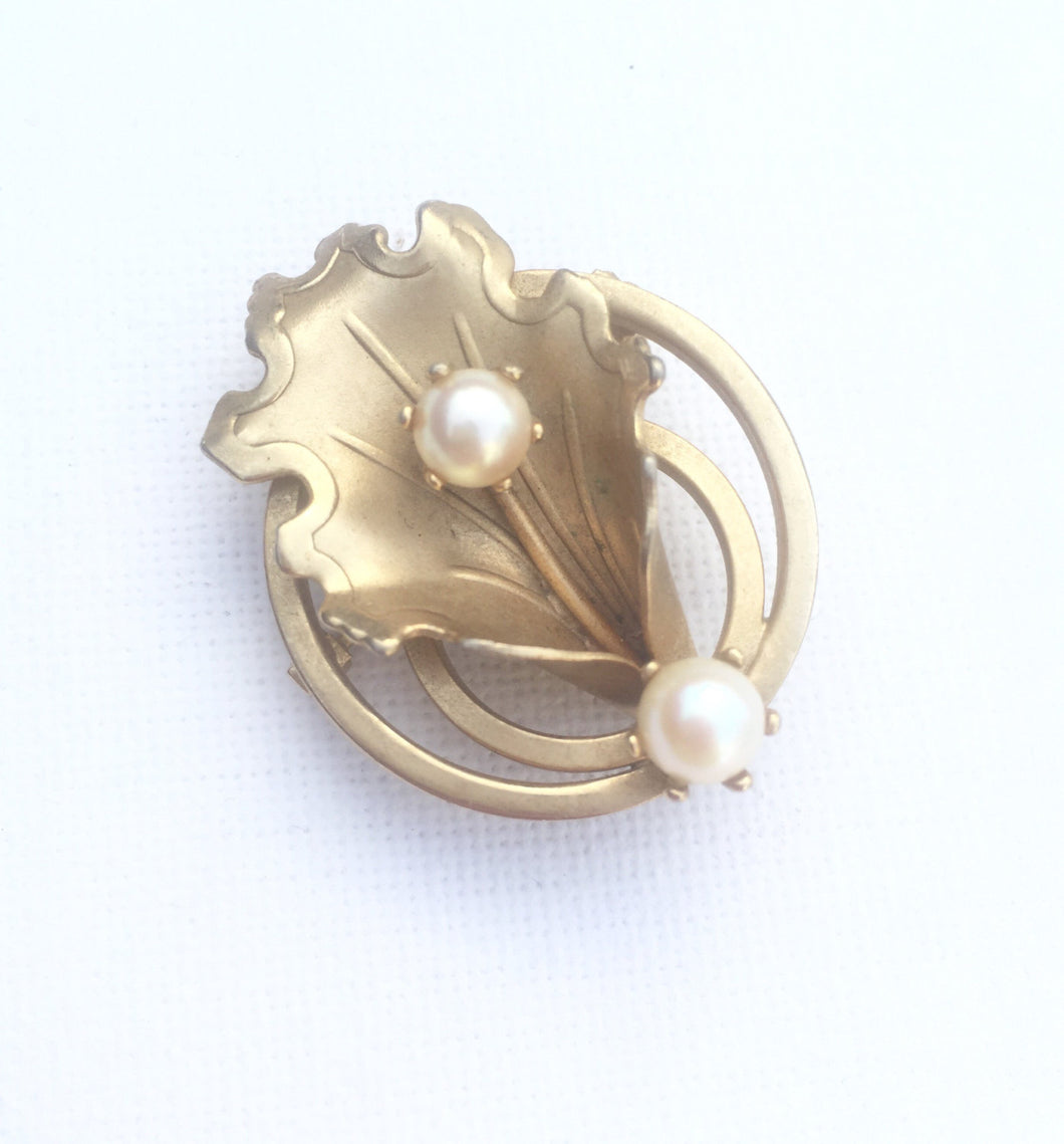 Vintage Gold leaf brooch with pearl, Matt Gold Tone Oak Leaf Pin