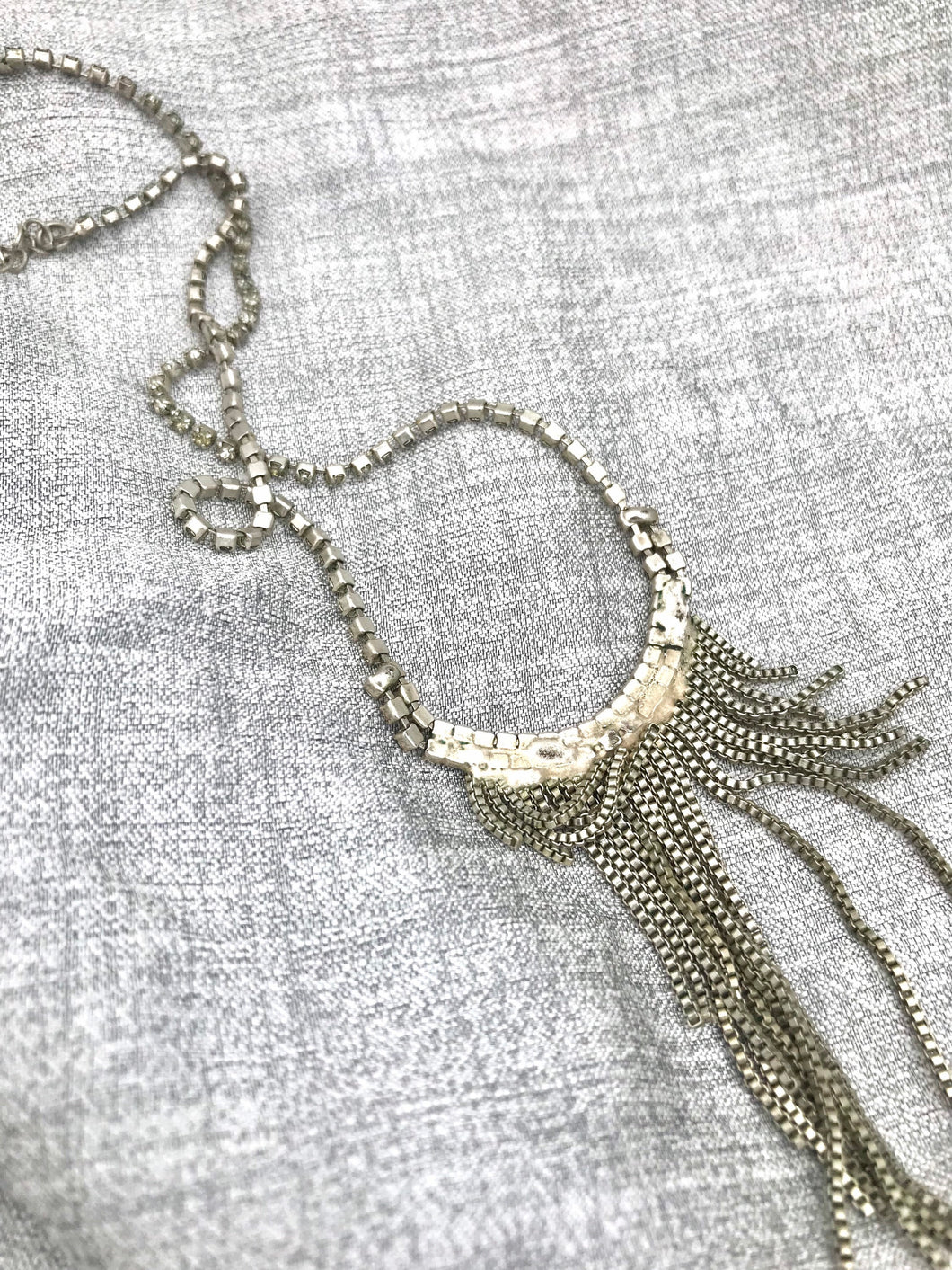 Elegant Silver 1970s Fringe necklace, Silver tone flat link dangling necklace, Retro Silver Necklace Chain with Chain Fringe