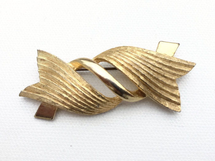 Large textured Vintage Gold Brooch, Gold Ribbon Brooch, Big Bold Brooch 1960s Costume Jewelry, Mid Century