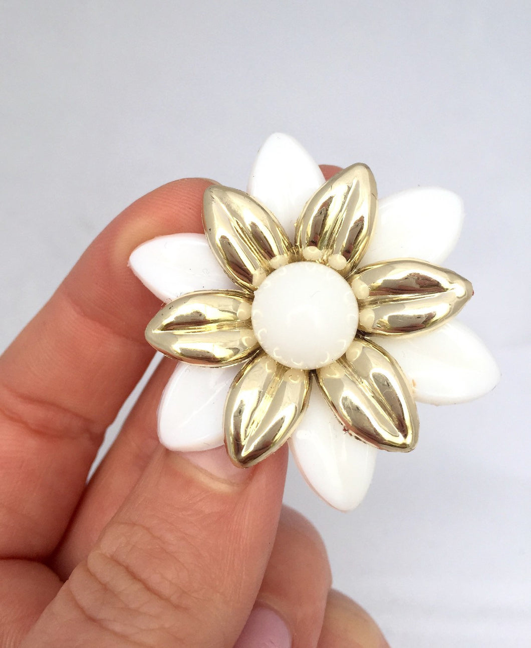 Vintage White Flower Brooch White & Gold Plastic Vintage Pin, Flower Power brooch