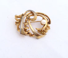 Load image into Gallery viewer, Mid Century Abstract Pearl brooch Gold Tone Textured Gold Brooch, Gold Vintage Brooch Single Pearl Pin
